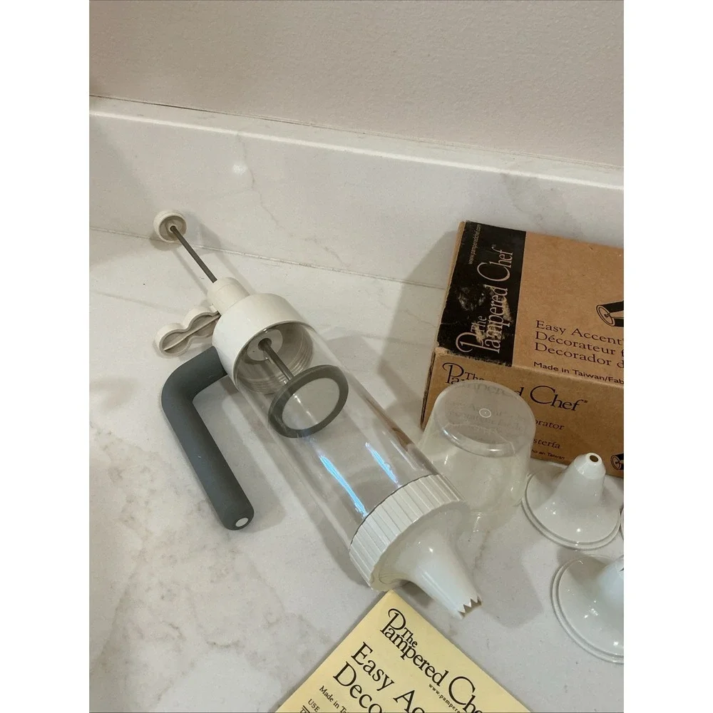 The Pampered Chef Easy Accent Decorator #1775 Cake Icing Set Complete in Box